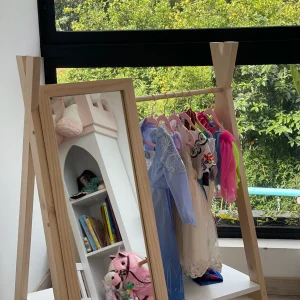 Espejo organizador de ropa semanal