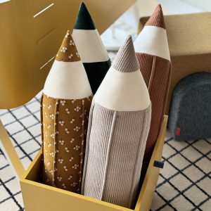 Cojín de pana con forma de lápiz