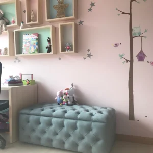 Puff con cajón arriba y frente capitoneado