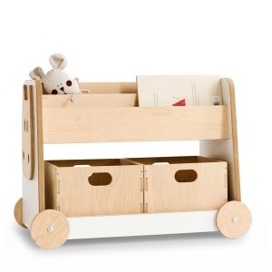 Estantería de madera con ruedas