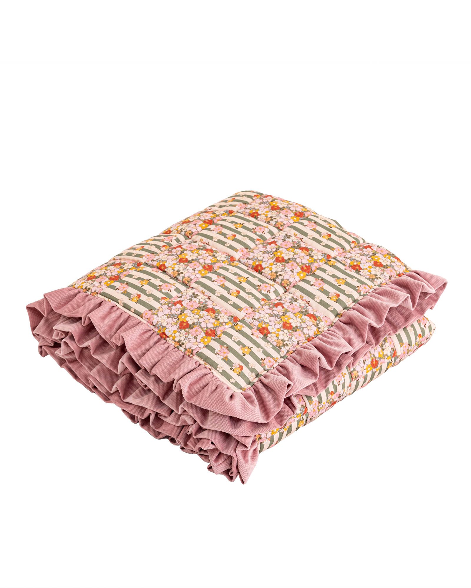 Colcha acolchada con volante